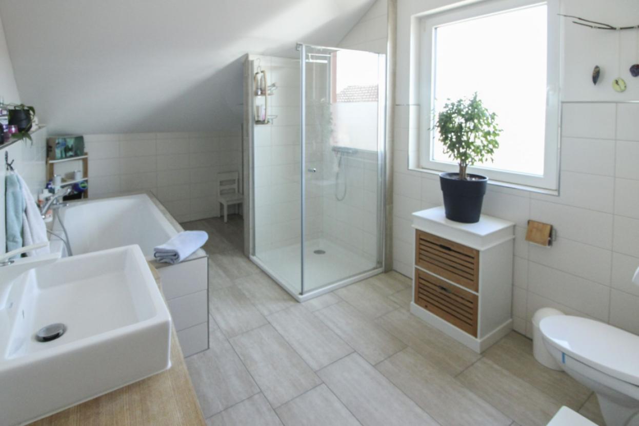 Tageslichtbad mit Wanne und Dusche