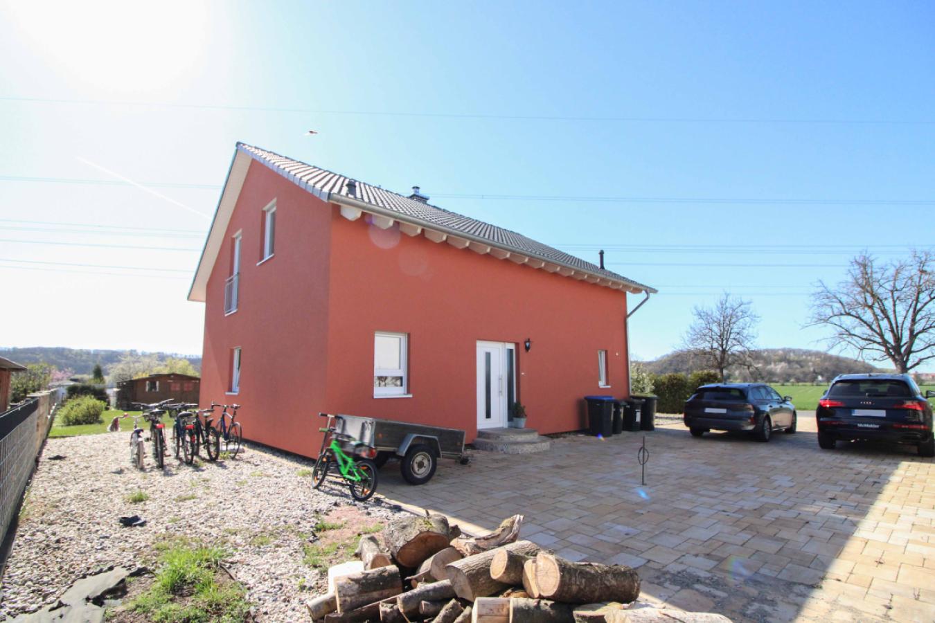 Hausansicht mit Einfahrt