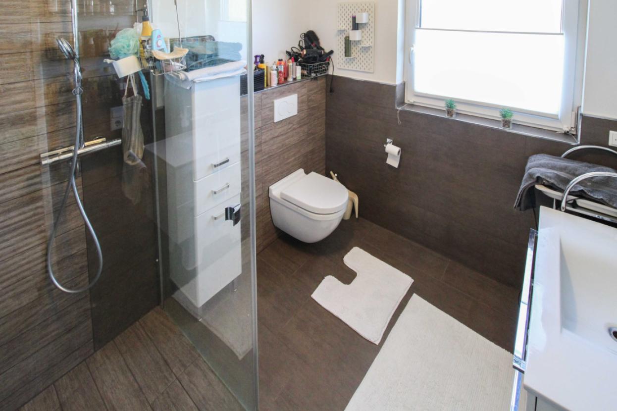 Badezimmer mit Dusche