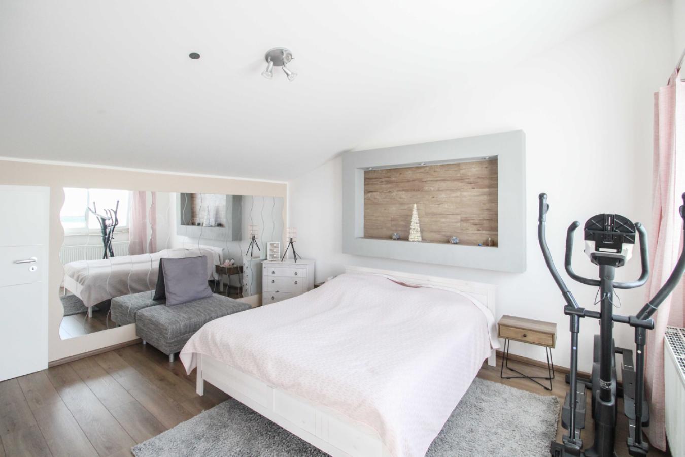 Schlafzimmer DG