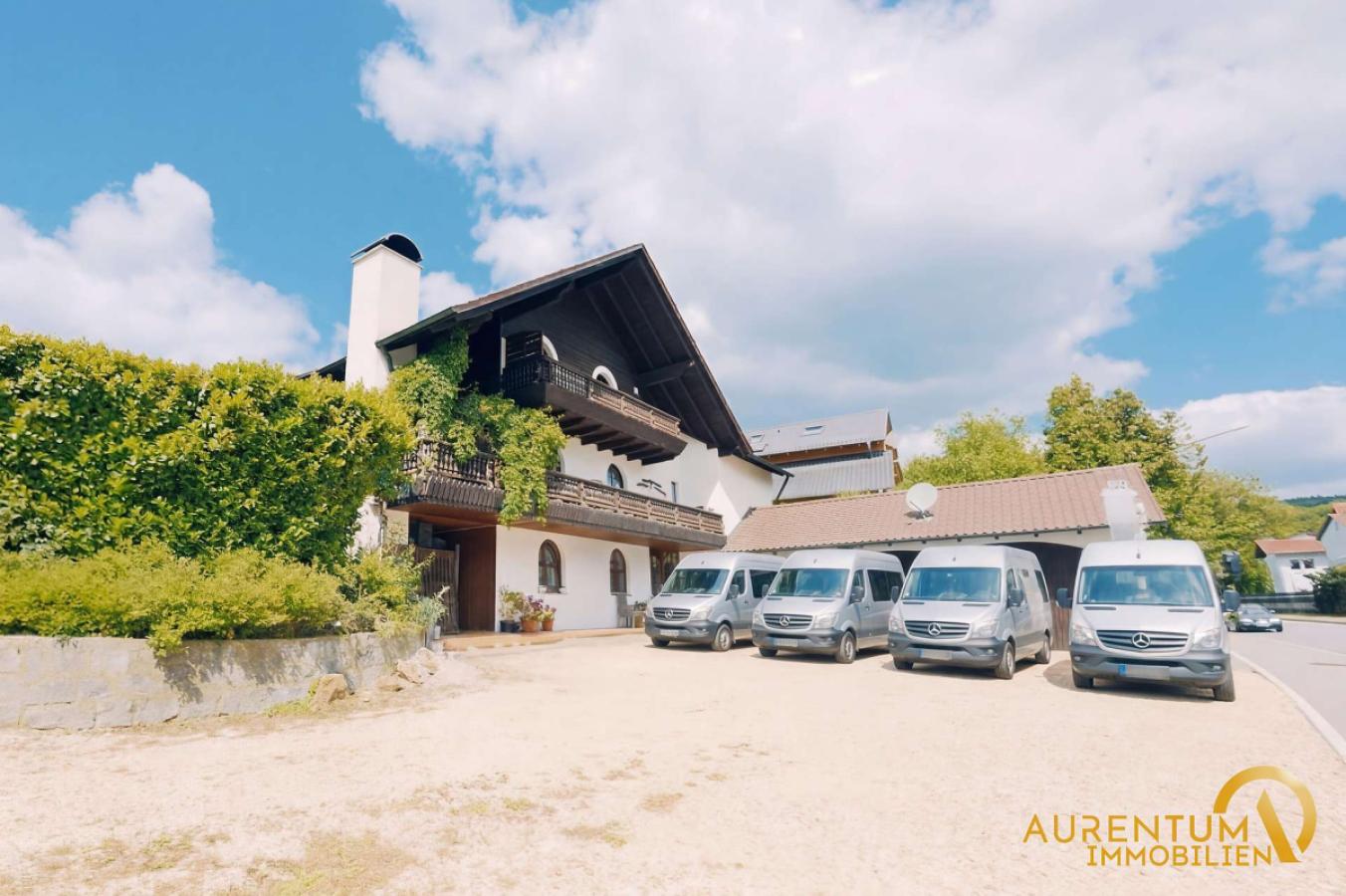 Außenansicht (Möglichkeit mit Stellplätzen)