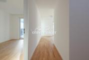 Blick in Flur und Schlafzimmer