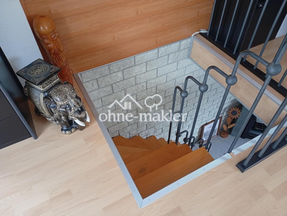 Treppe u. Steinwand