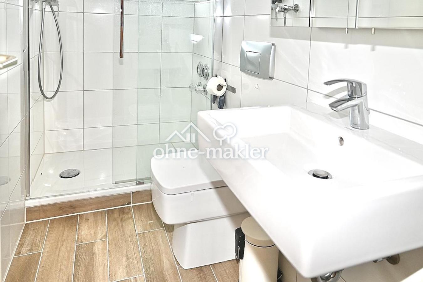 Zweites Badezimmer mit Dusche