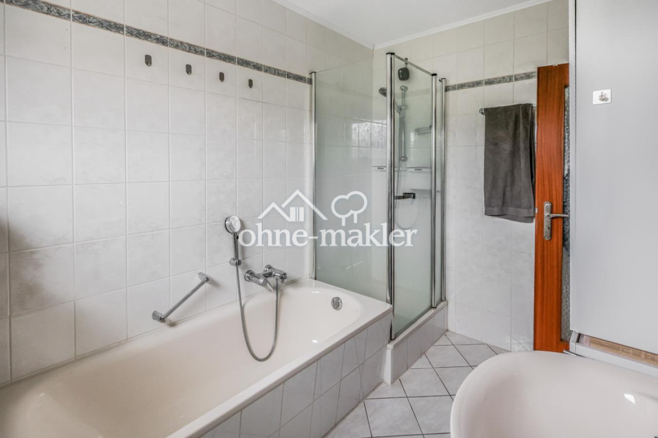 Dusche im Badezimmer