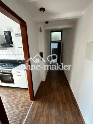 Flur und Blick in die Küche