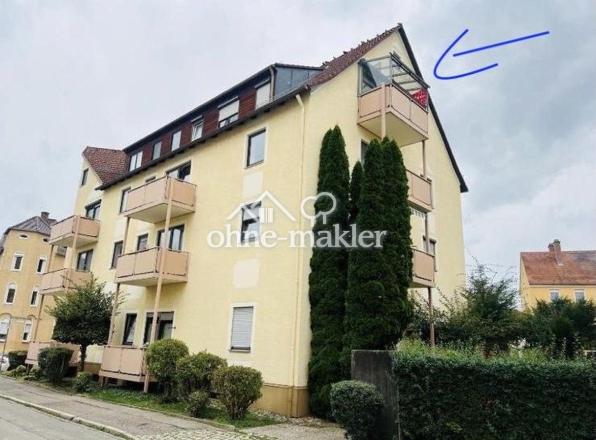 Hausansicht mit Balkon