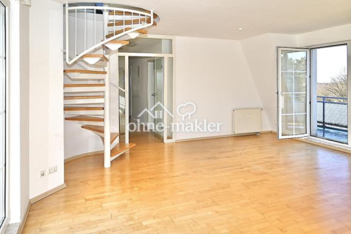Wohnzimmer mit Treppe zum DG