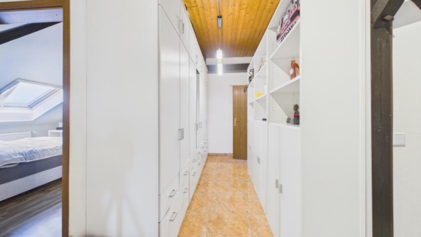 Begehbahrer Schrank