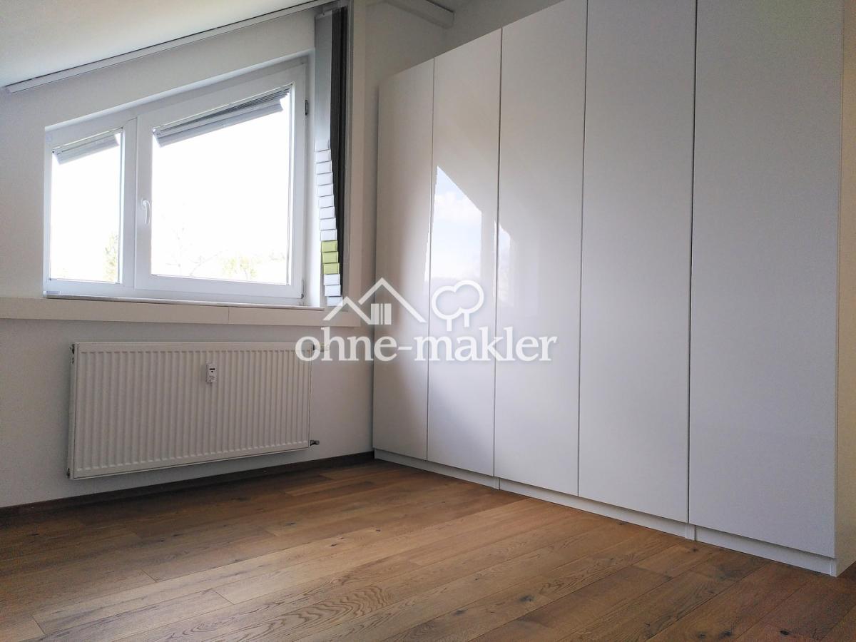 Schlafzimmer/hoher Schrank