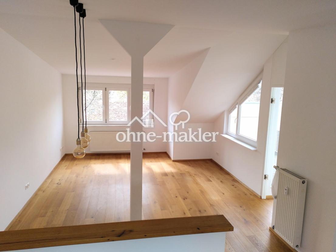 Blick von Küche ins Wohnzimmer