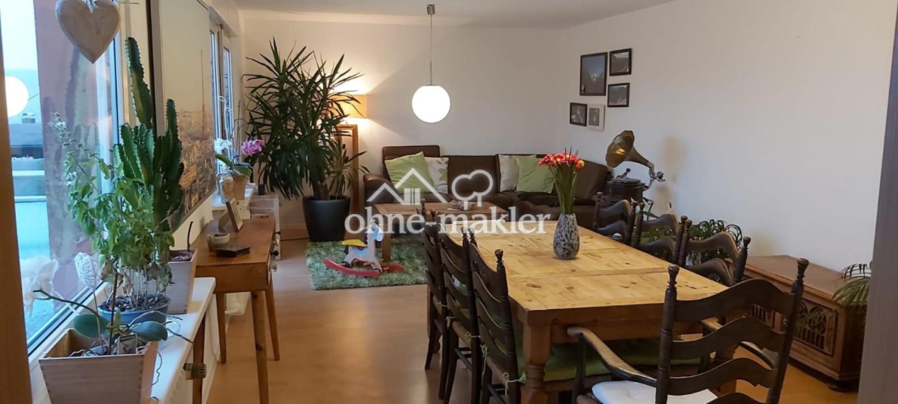 Wohnzimmer mit Esszimmer