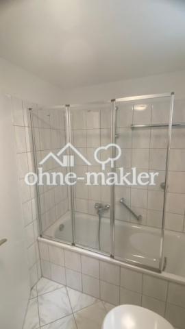 Badewanne mit Duschwand
