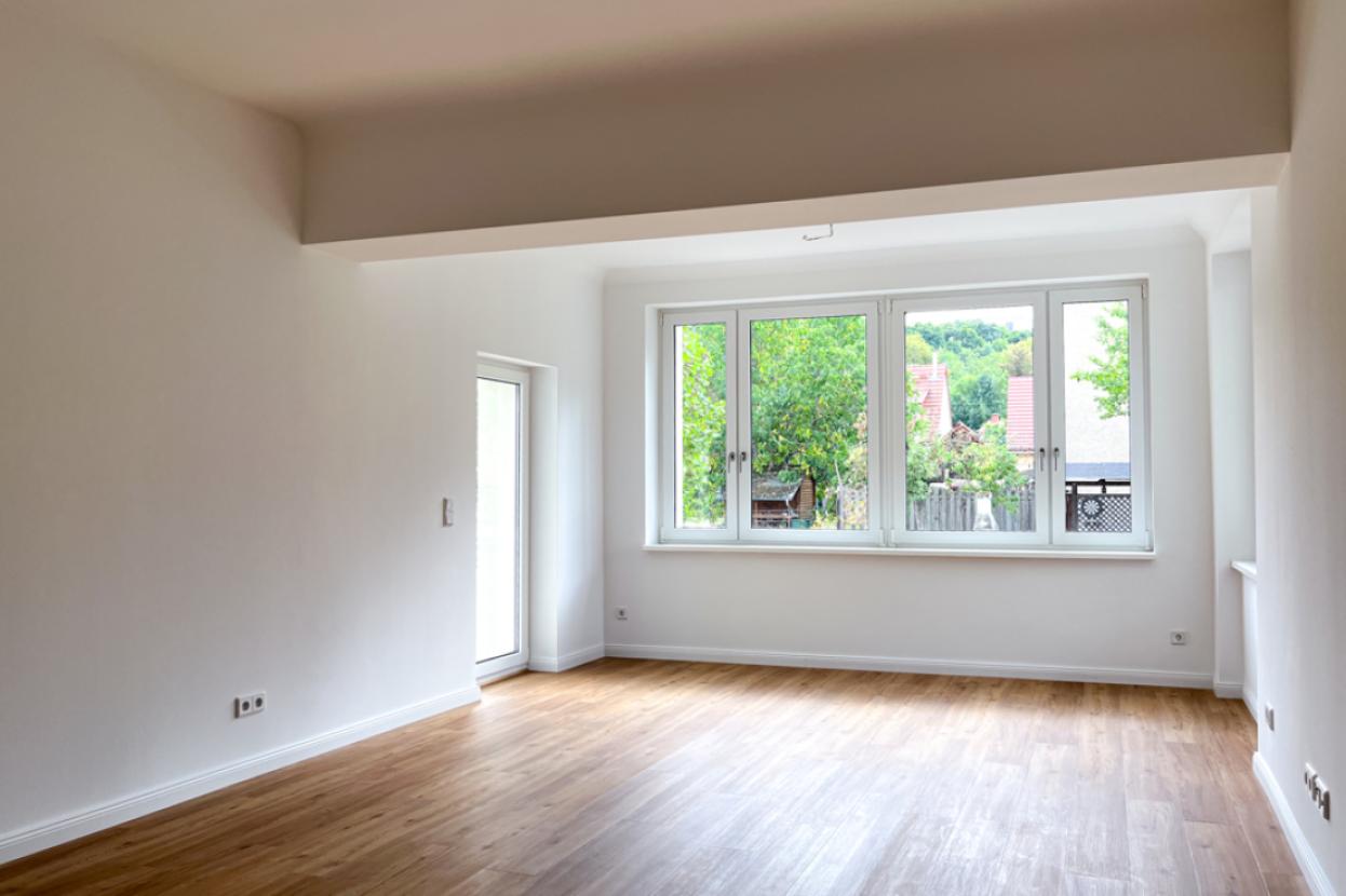 Wohnzimmer mit Loggia und Terrassenausgang