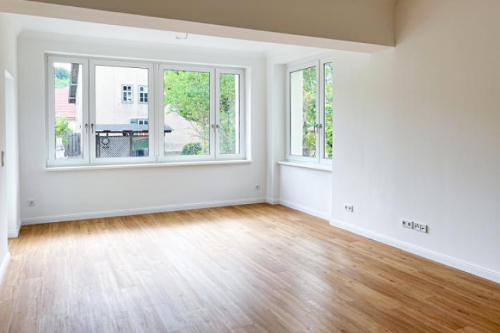 Großes, helles Wohnzimmer_