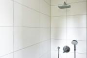 Große ebenerdige Dusche