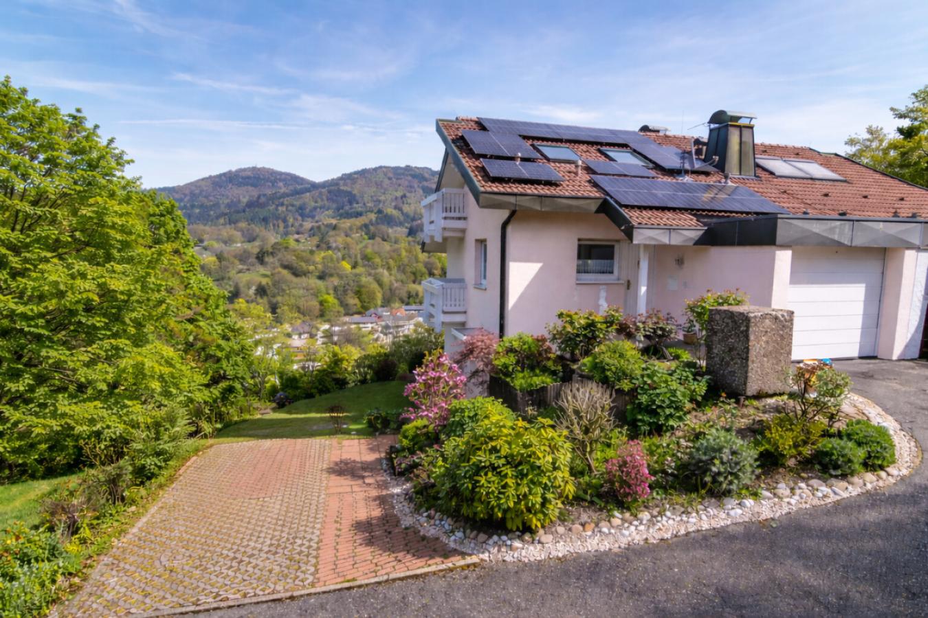 Hausansicht mit Garage und Stellplatz