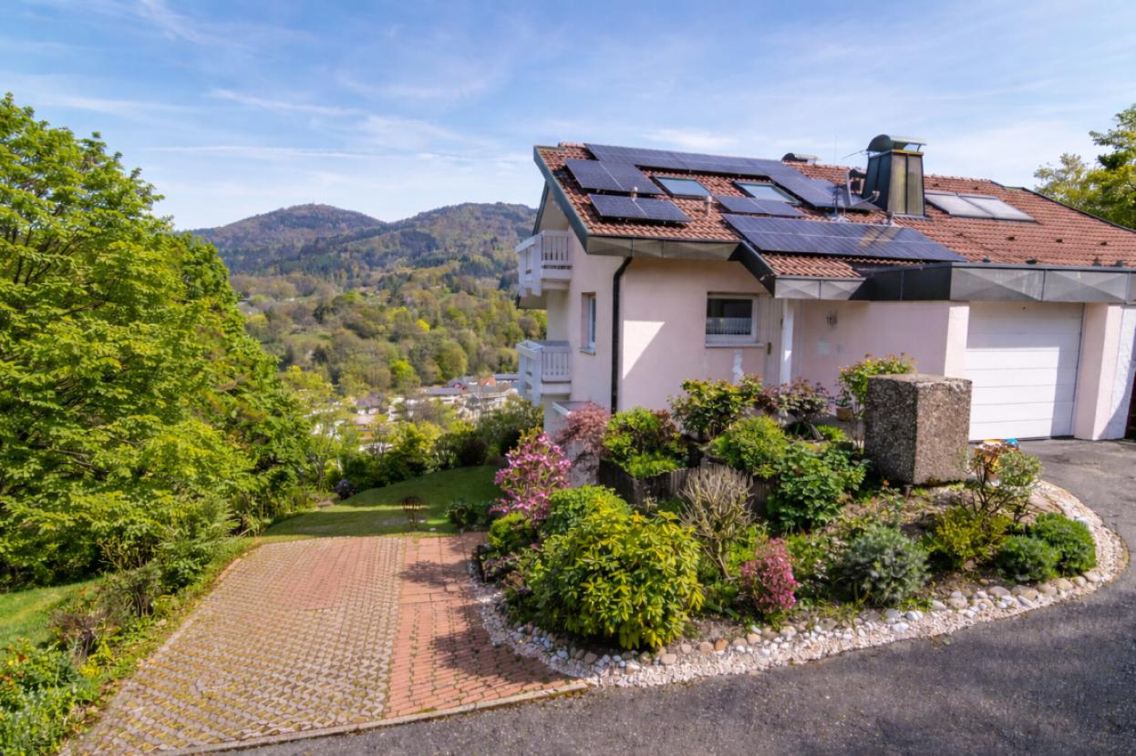 Hausansicht mit Garage und Stellplatz