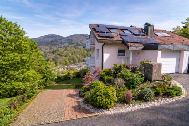 Hausansicht mit Garage und Stellplatz