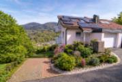 Hausansicht mit Garage und Stellplatz