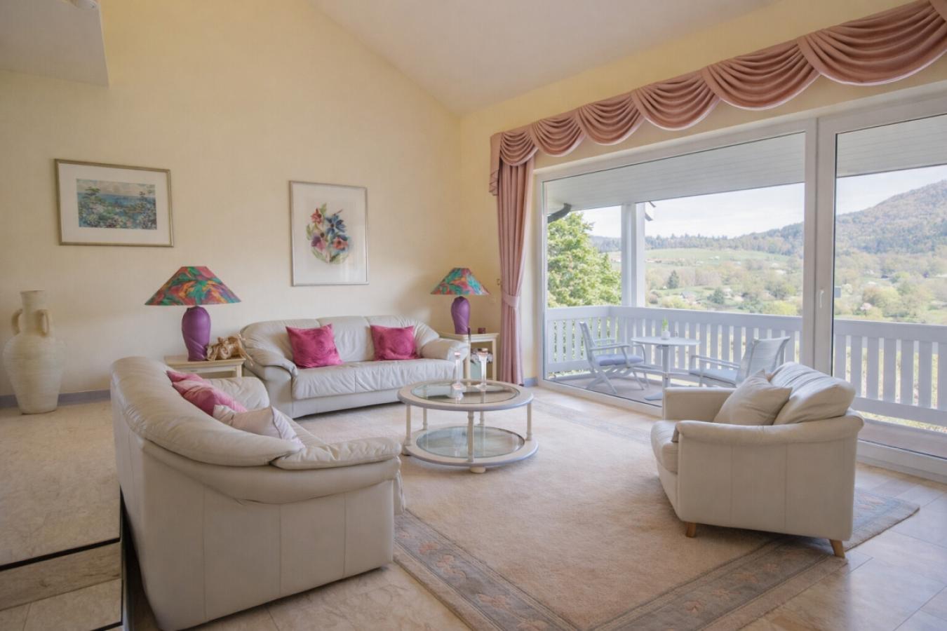 Helles Wohnzimmer mit Panoramafenster