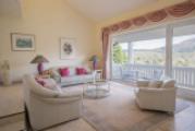 Helles Wohnzimmer mit Panoramafenster