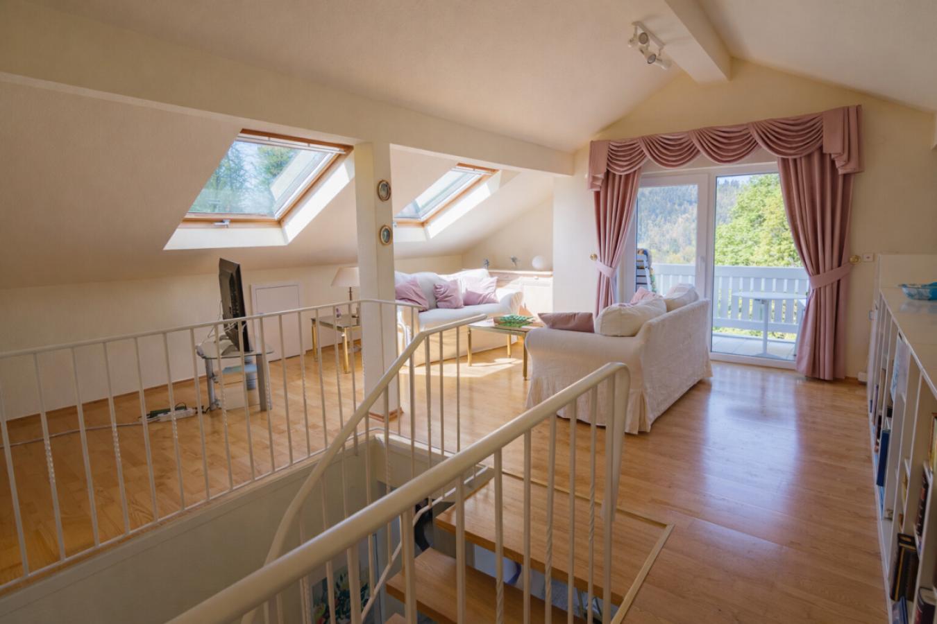 Dachgeschoss mit Balkonzugang und Aussicht