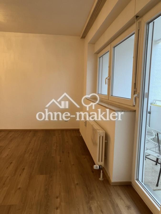 Wohnzimmer mit Balkon