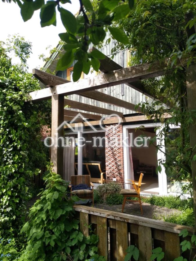 große Terrasse mit Pergola