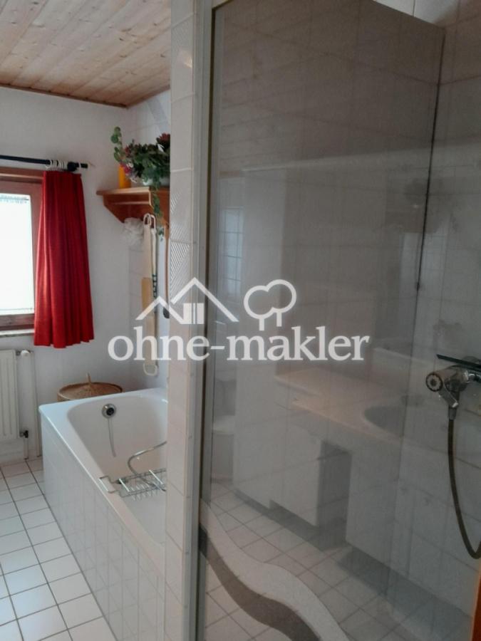 Badewanne und Dusche