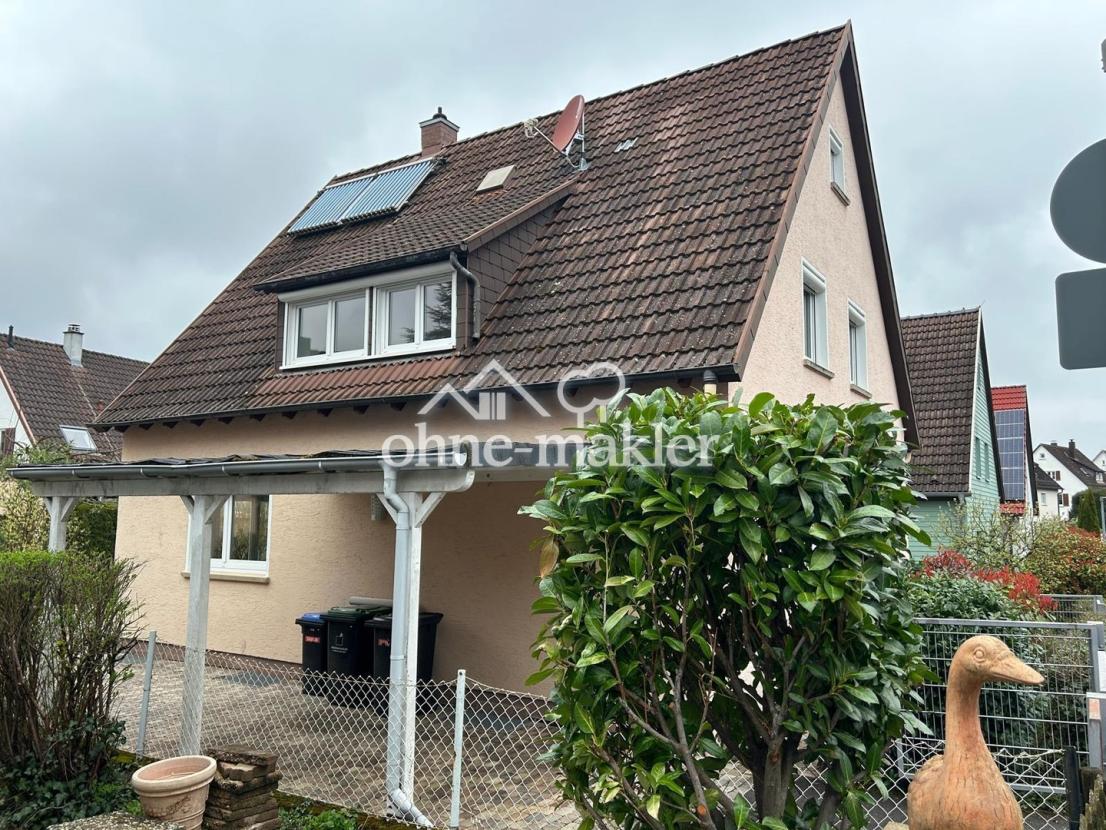 Hausansicht mit Carport