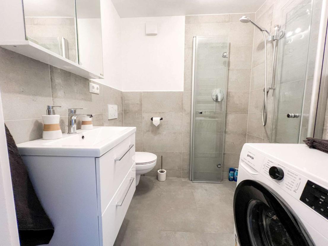 Badezimmer mit Dusche