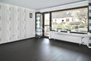 Wohnzimmer mit Balkonzugang