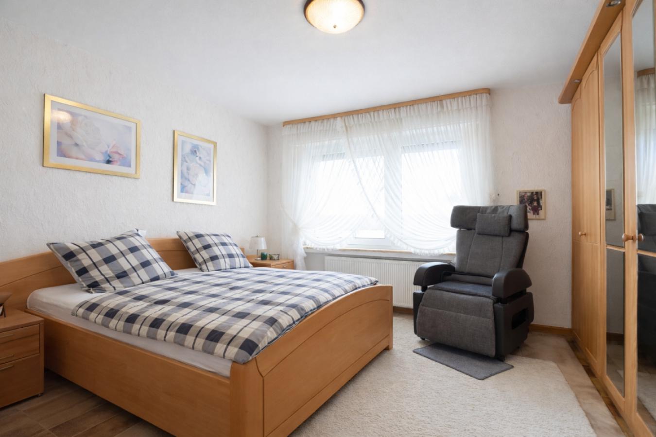 Schlafzimmer (EG)