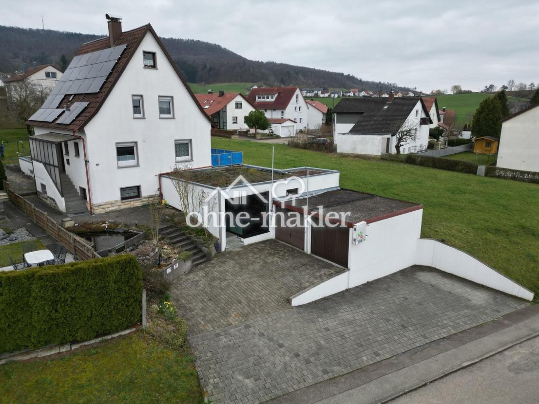 Frontansicht West, Stellplätze