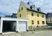Ansicht mit Garagen Front
