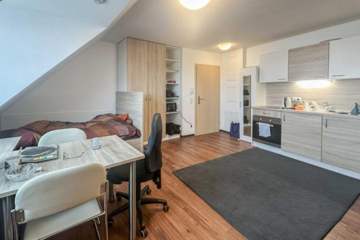 Büro, Schlafbereich und Küche