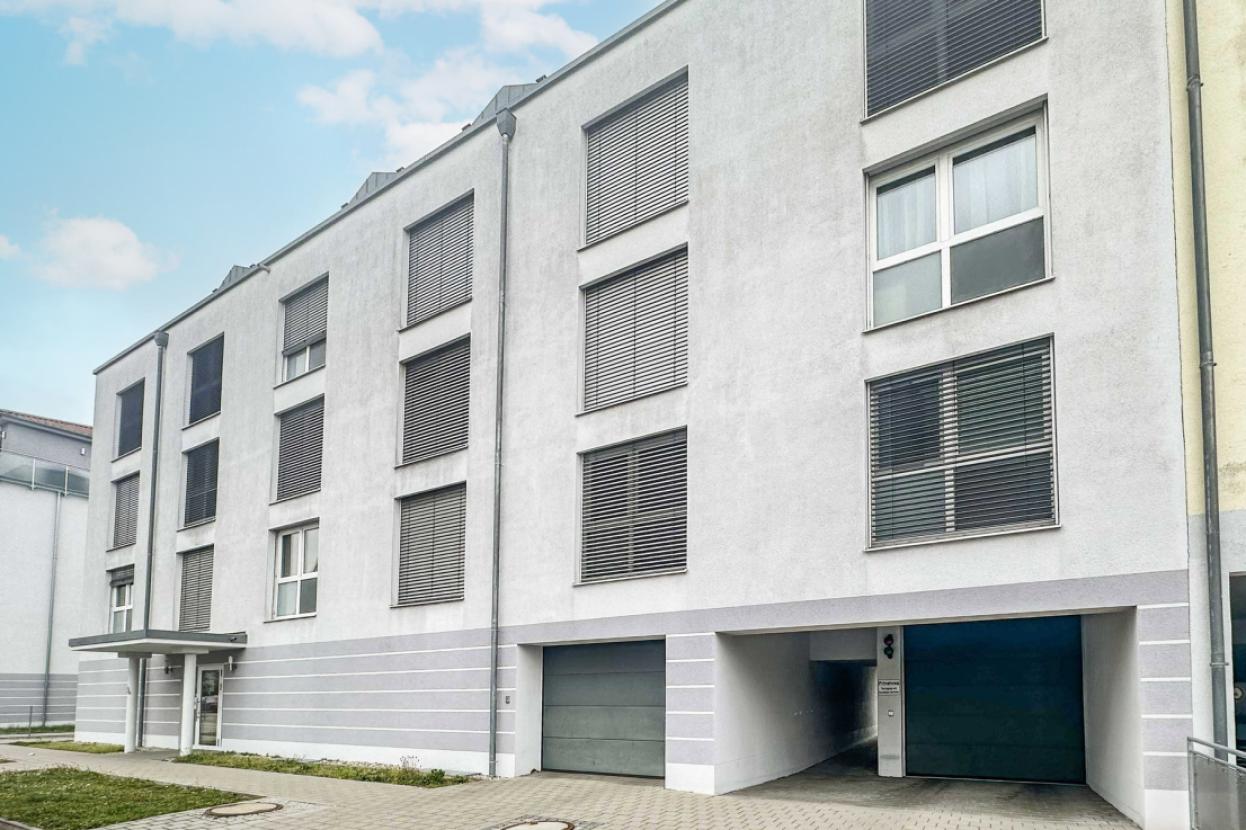 Haupteingang und TG Zufahrt
