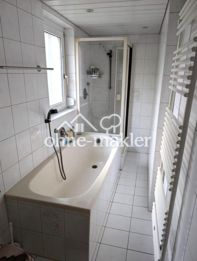 Bad EG mit Badewanne und Dusch