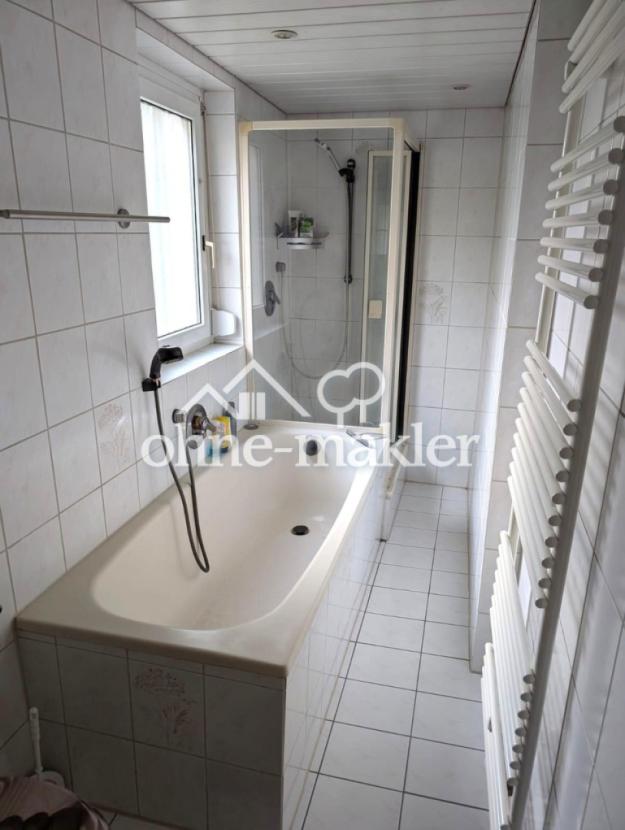 Bad EG mit Badewanne und Dusch