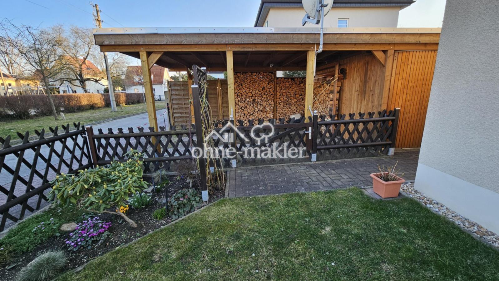 Carport mit Fahrradschuppen