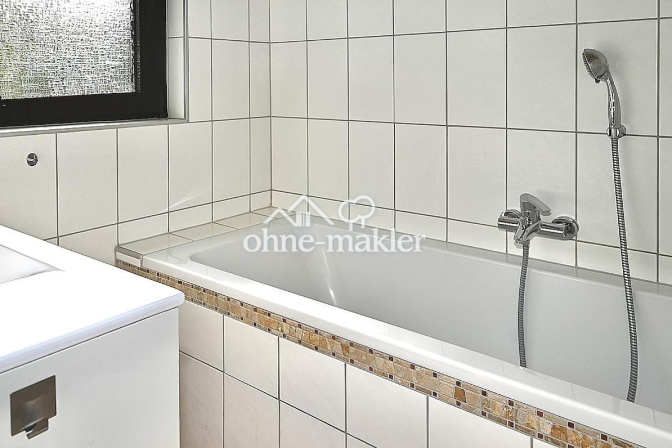 EG Badezimmer Badewanne