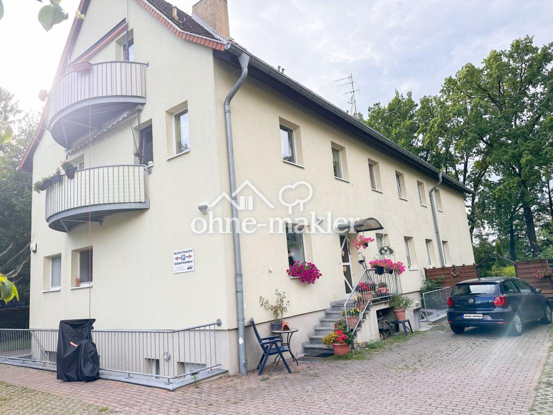 Straßenseite  mit Parkplätzen