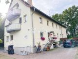 Straßenseite  mit Parkplätzen