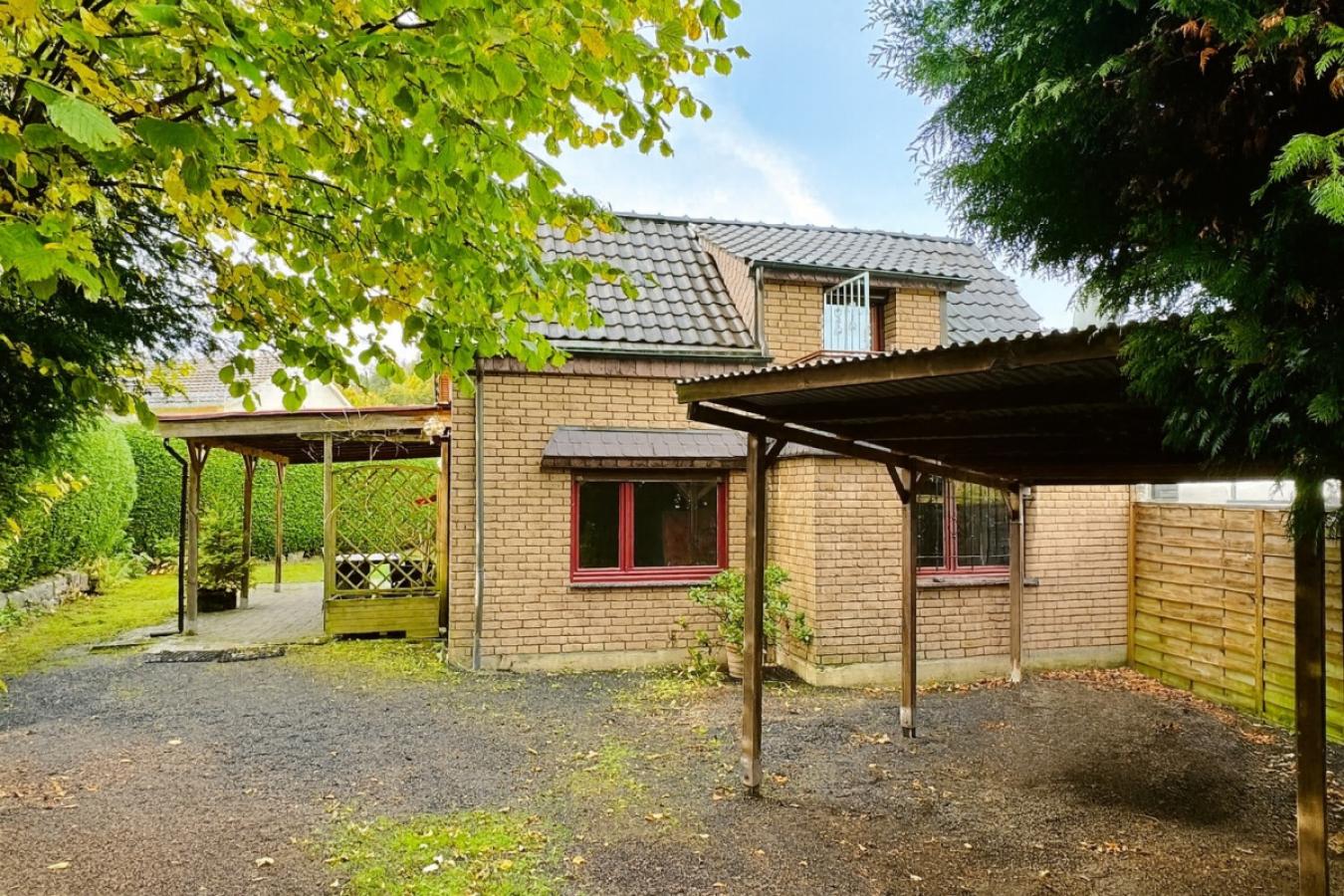 Hausansicht mit praktischem Carport
