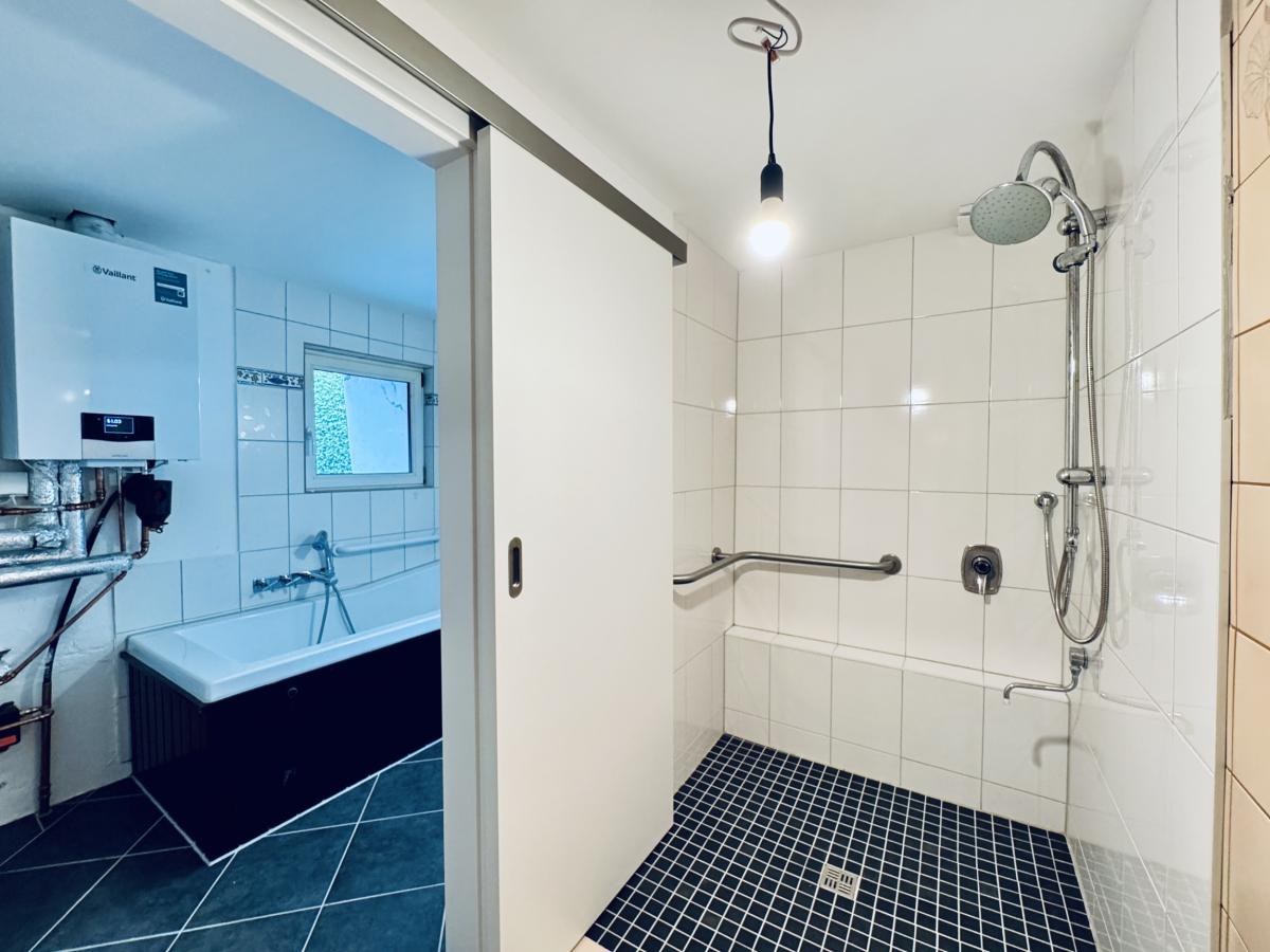 EG Wannenbad mit separter Dusche