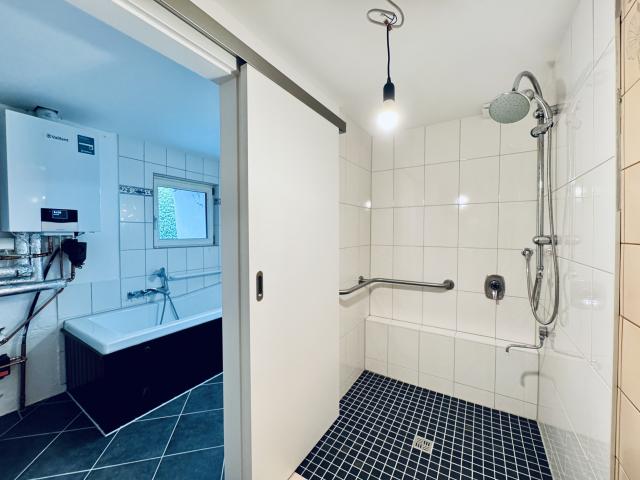 EG Wannenbad mit separter Dusche