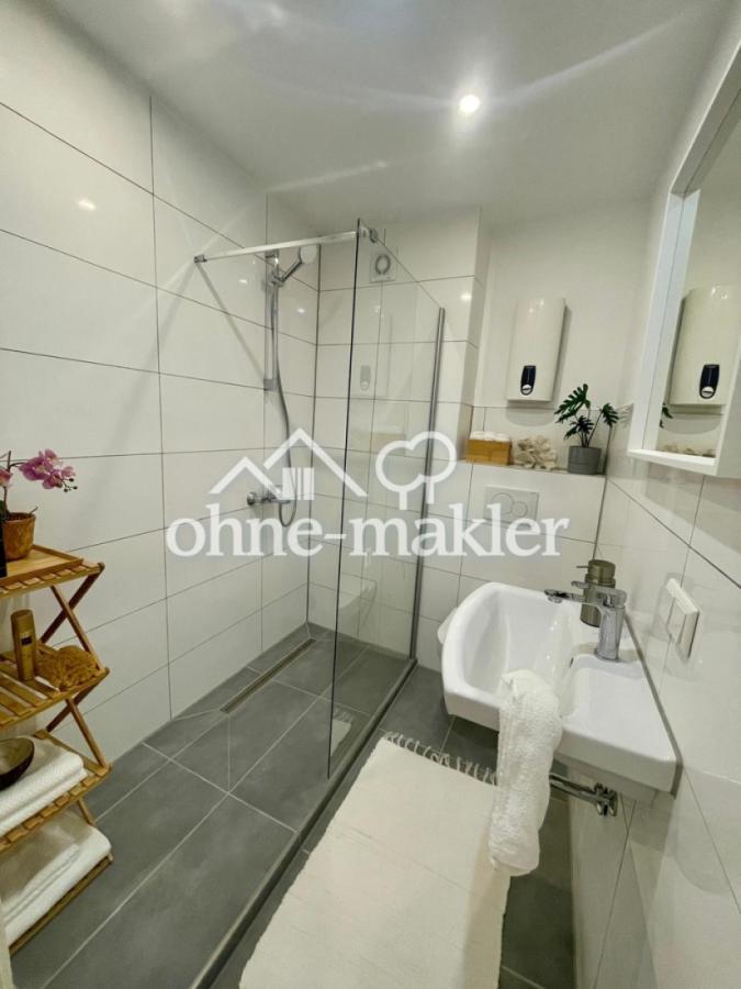 Modernes Bad mit Glasdusche
