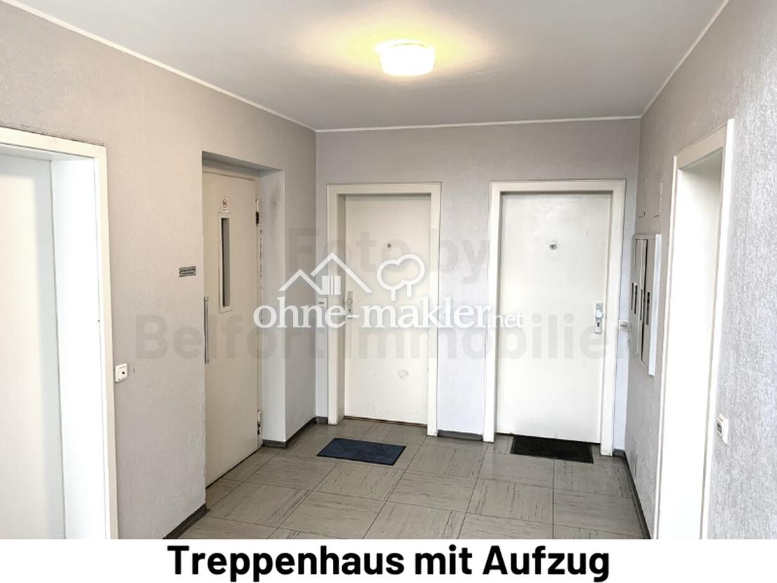 Treppenhaus mt Aufzug