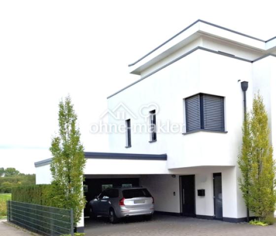 Hausansicht mit Doppelcarport
